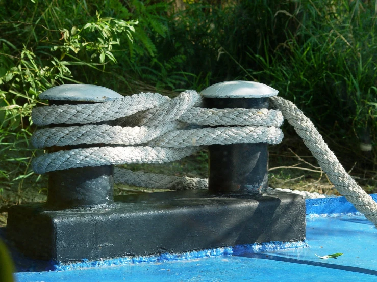 ropes and posts connected on the top of a boat