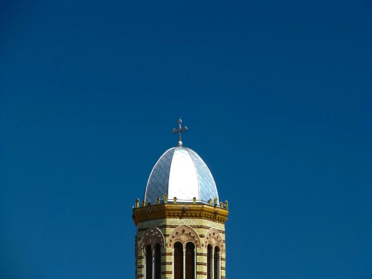 the top of the tower of a building is shown