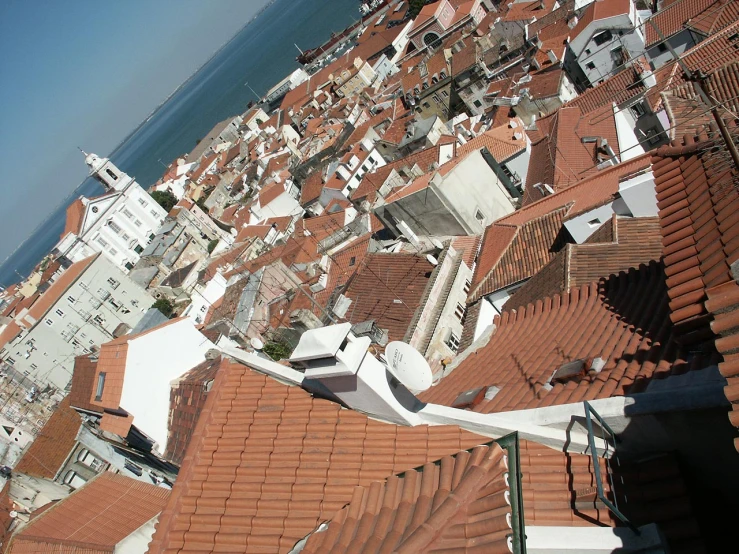 there are buildings that have red roofs and blue water