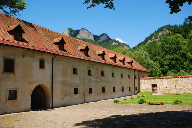 this po shows an ancient building in front of a mountain