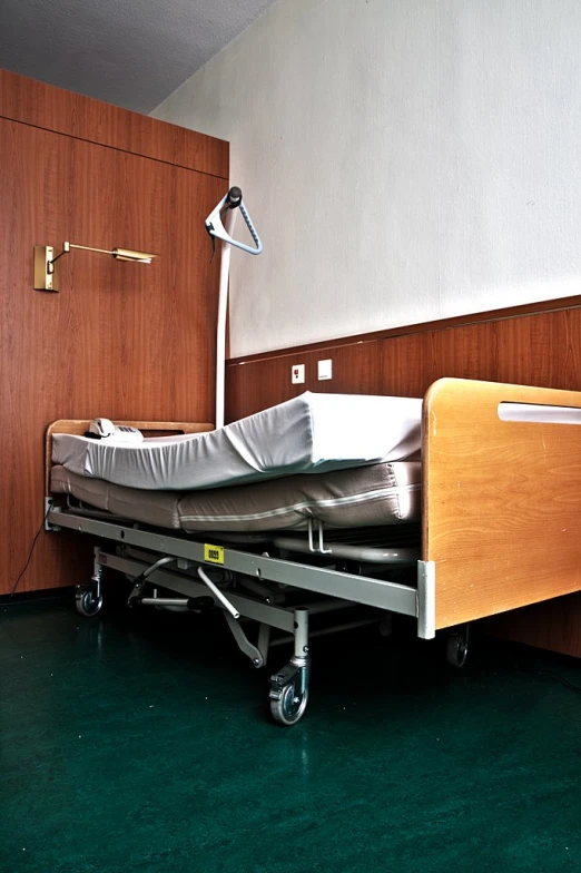 a hospital bed is sitting inside the room