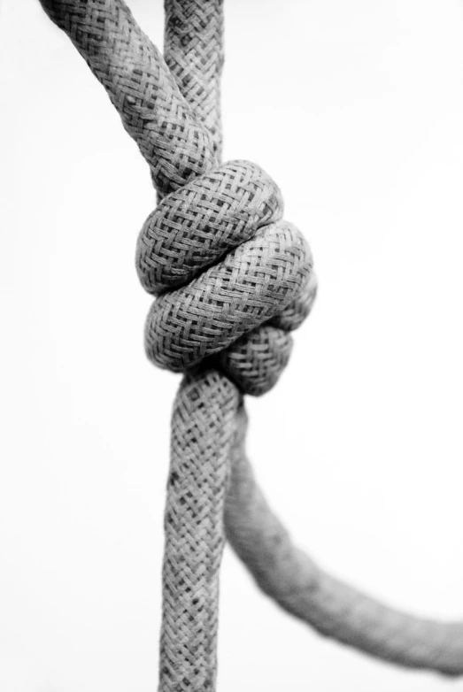 a rope is tied in black and white pograph