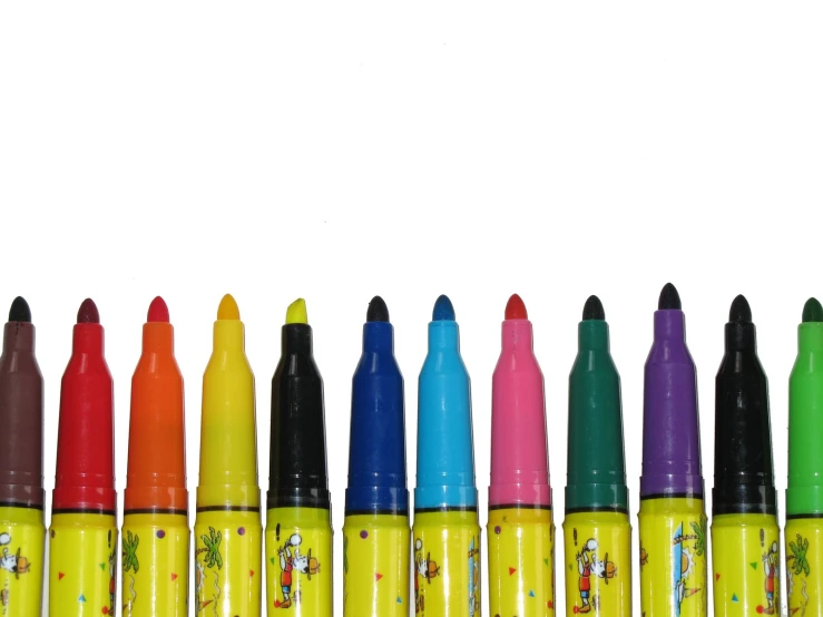 a group of different colored pens lined up against each other