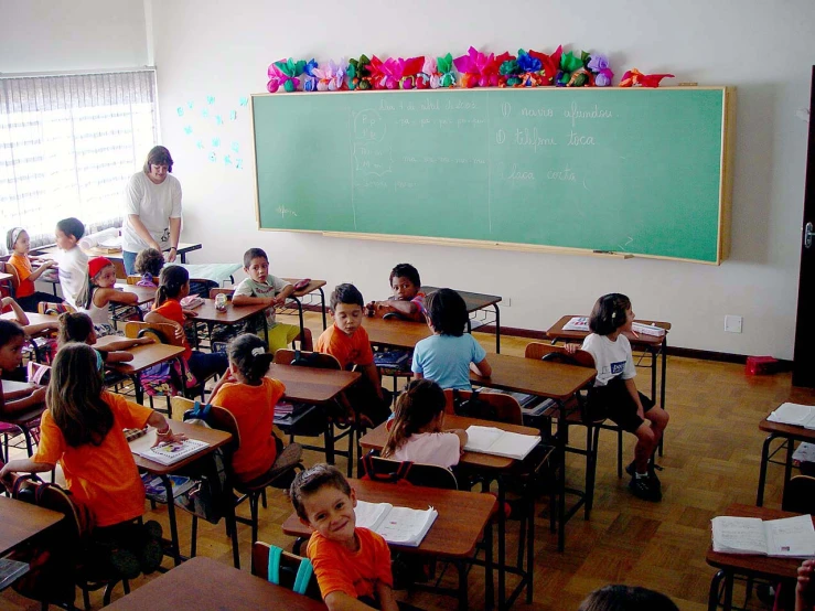 a teacher is teaching s in a classroom