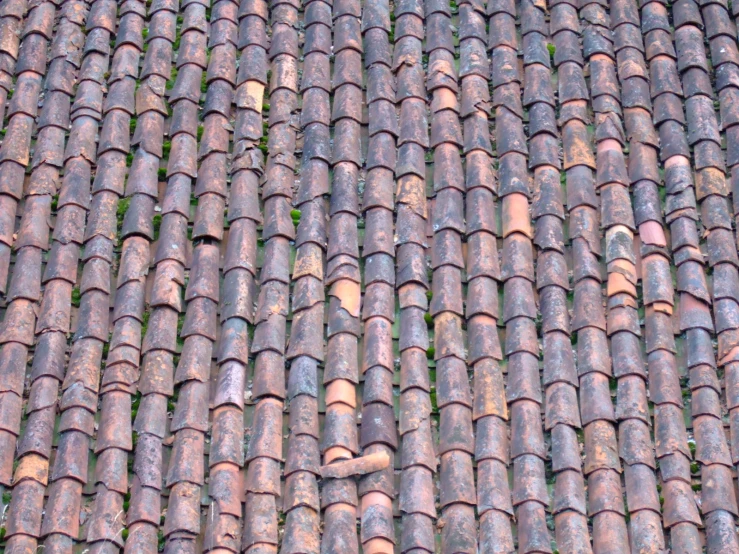 a tile roof is shown with the tops missing