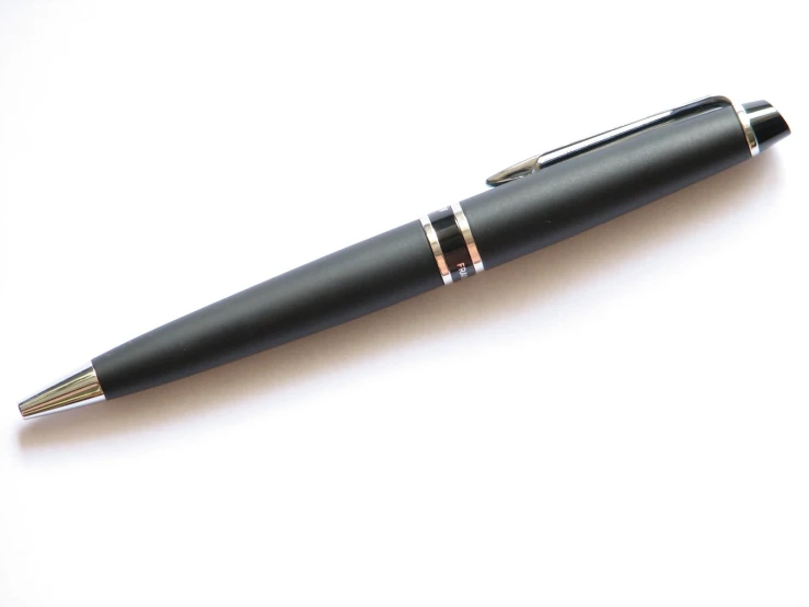 a fountain pen with a gold line around it's tip