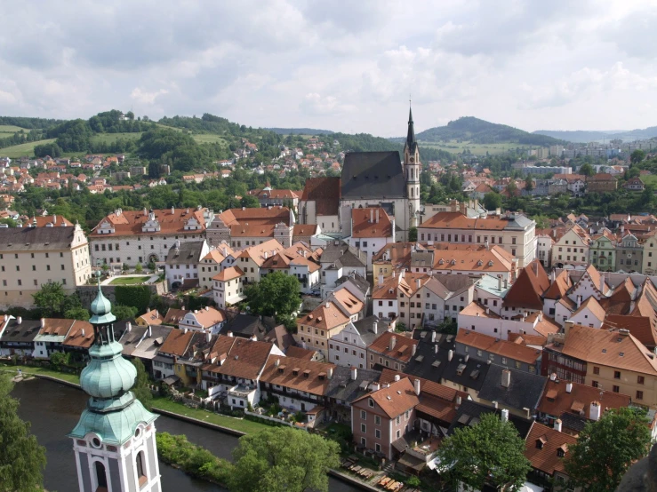 a town is shown with lots of buildings in it