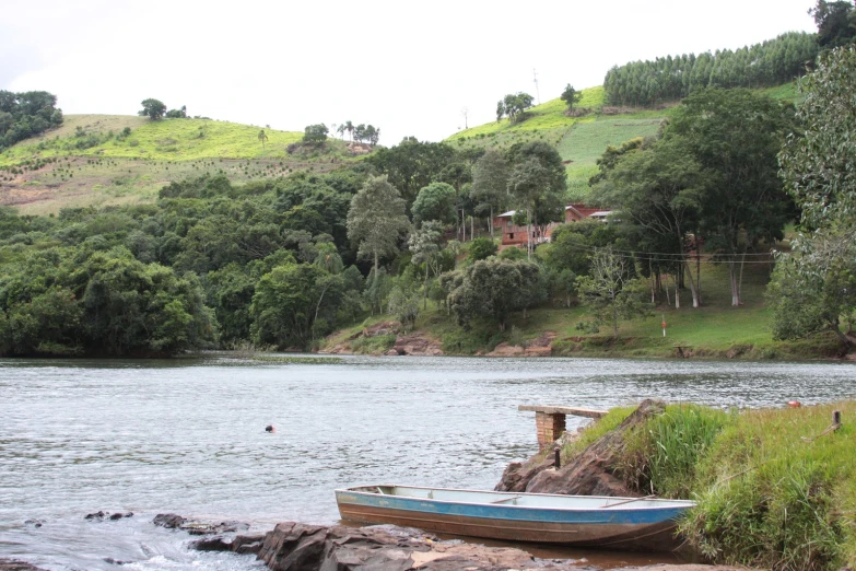 there are a few boats that are sitting on the shore