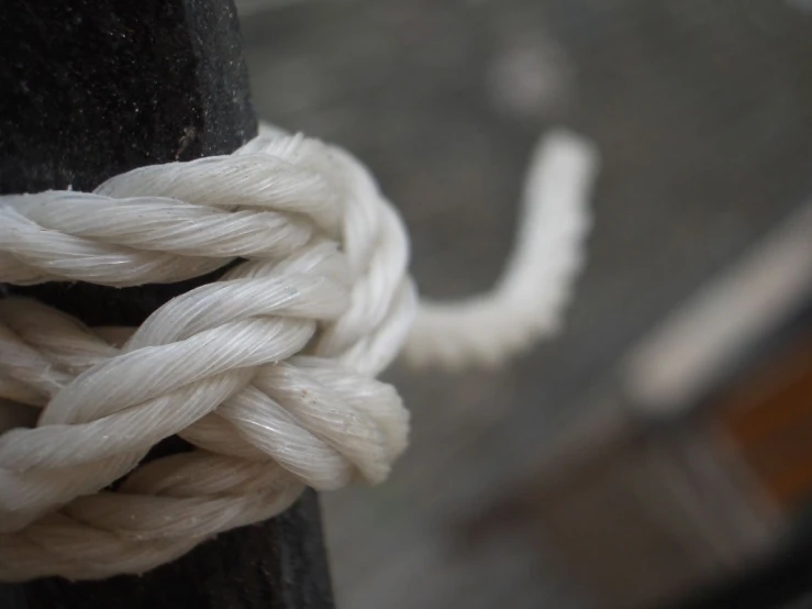 close up view of the top of an intricate rope