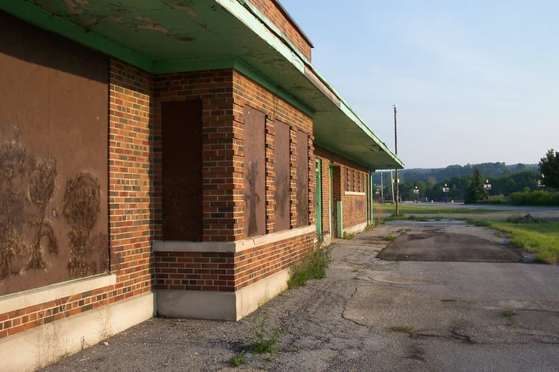 an empty street with empty parking spots next to a building