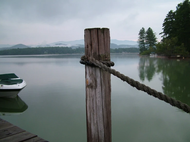 a boat is docked at a dock on a lake