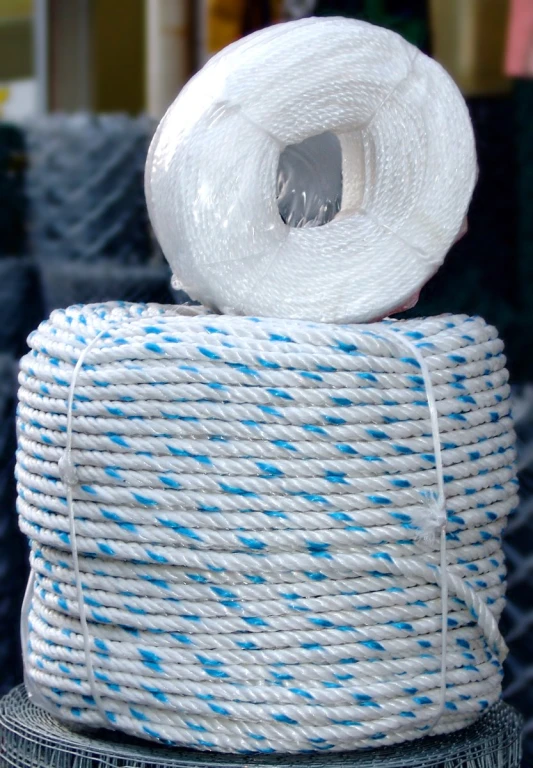 a rope wrapped in white and blue rope