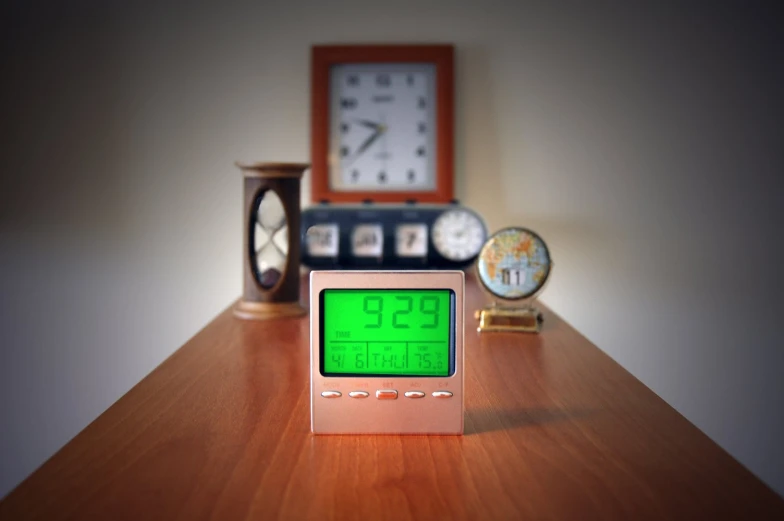 the small clock is displayed with two clocks behind it