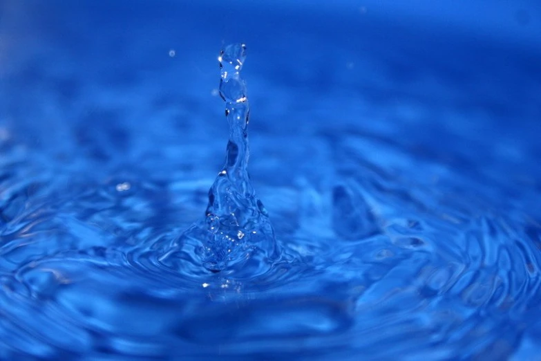 a water stream falling off a blue bowl