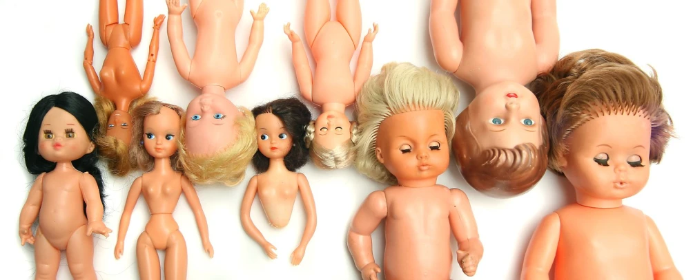 a bunch of dolls with different hair colors and sizes