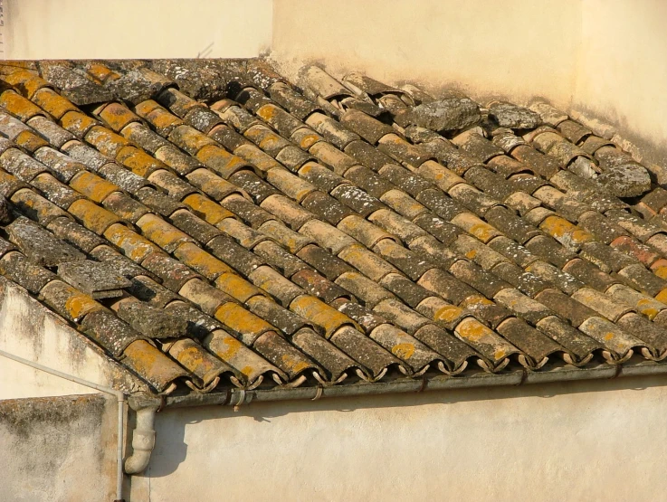 a po of an old roof that was missing the tile