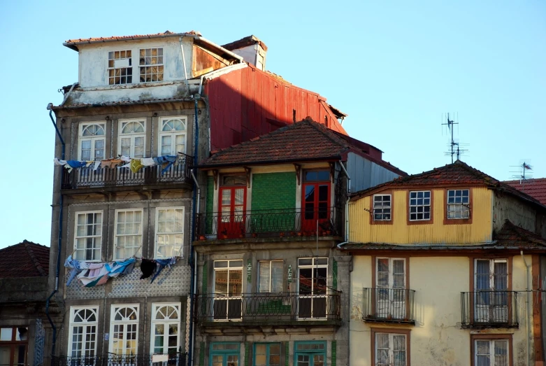 multi - colored buildings with some balconys and balconies on the roof