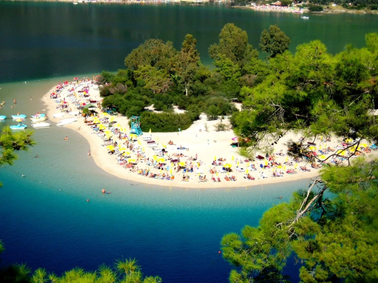 this is a group of people laying on the beach