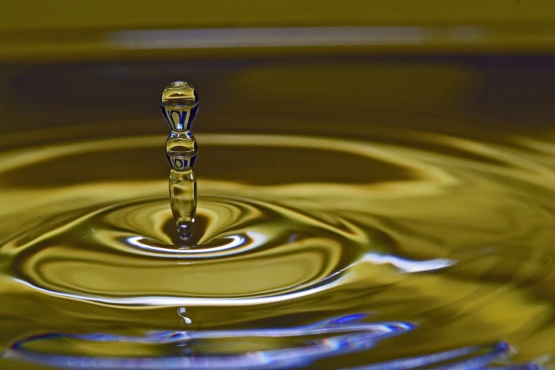 a close up picture of the top part of a water droplet