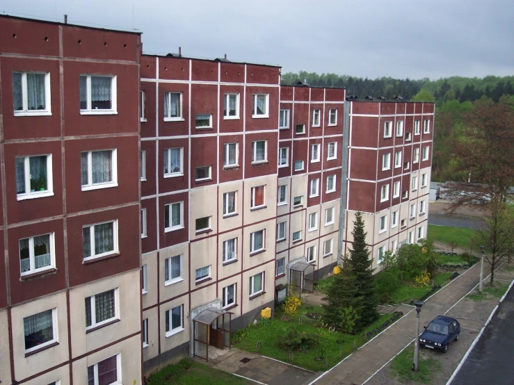 a parking lot with a bunch of cars parked next to a building