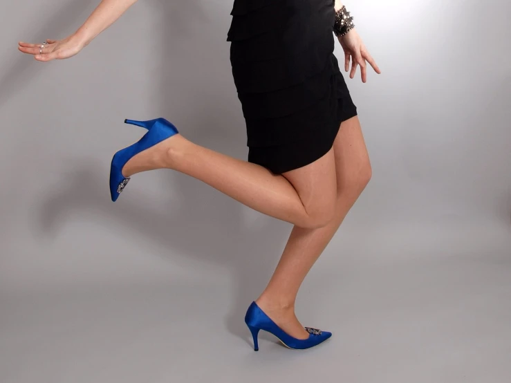 a women in a  dress and blue shoes