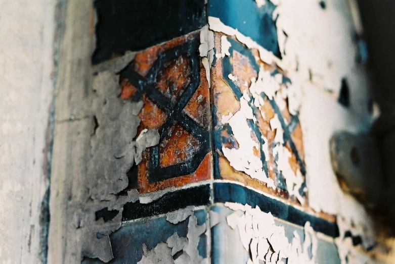 a picture of peeling paint on the outside of a building