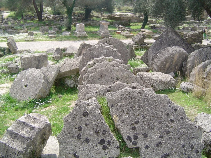 several large stones are standing in a garden