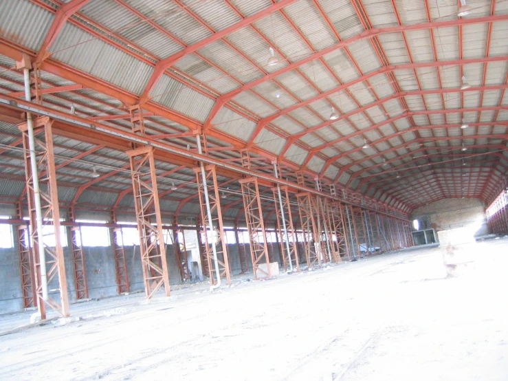 some steel beams are standing in the middle of a building