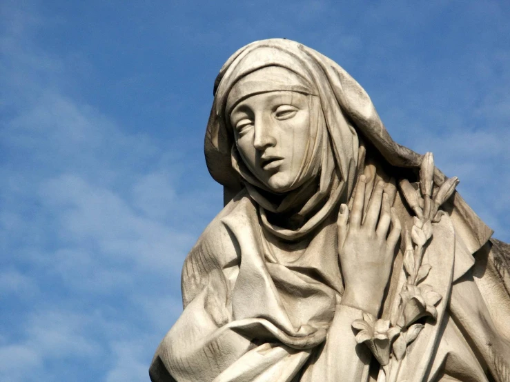 the statue shows a woman with her hands together