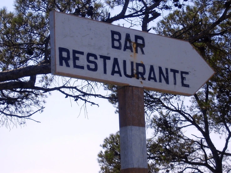a sign with the words bar restaurante on it
