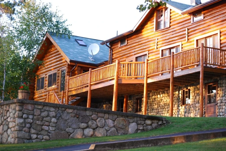 a cabin has a wall full of rocks