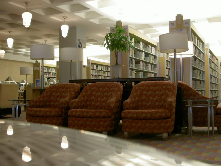 a liry full of brown chairs with tables underneath them