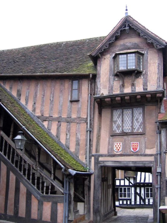 an old fashioned building is shown against a sky background