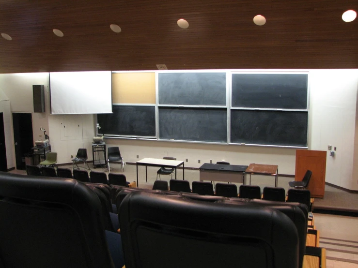an empty lecture hall is shown with rows of seats