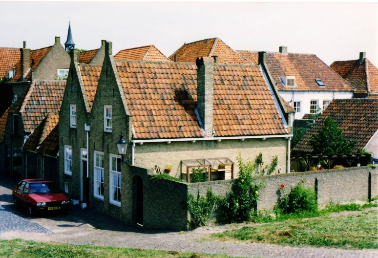 a group of houses that have red roofs