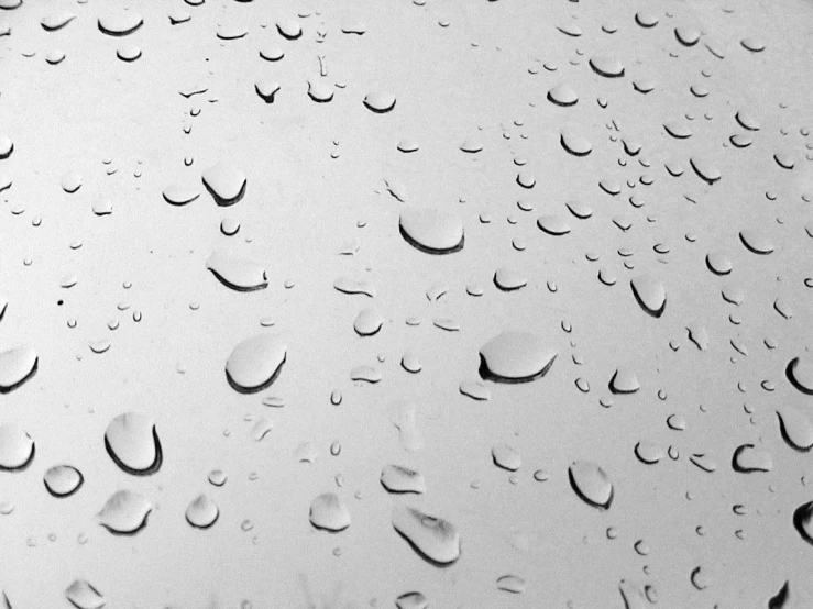 a very close up view of some raindrops