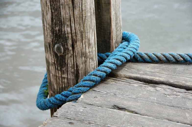 a rope sits on the end of a wooden dock