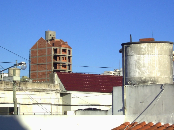 there are some buildings in the city and some are red roofs