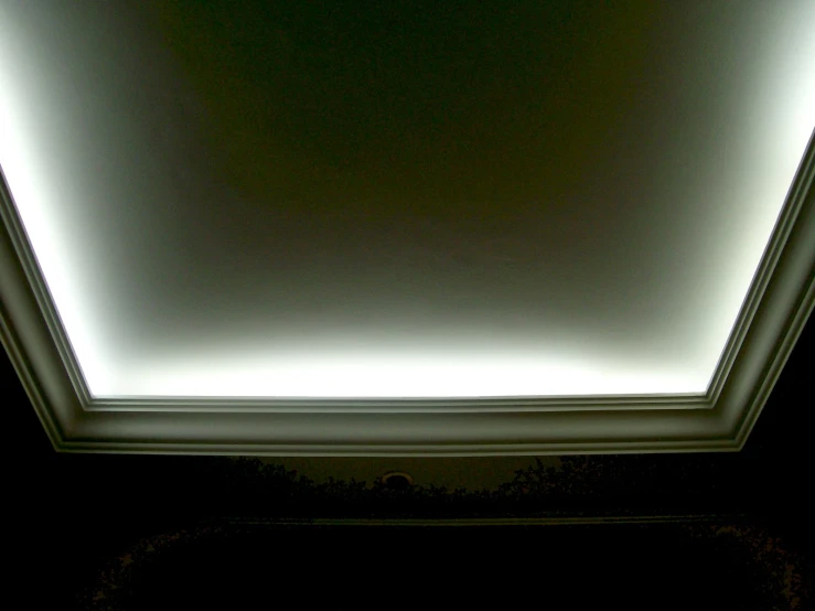 a picture of a ceiling and lighting in the dark