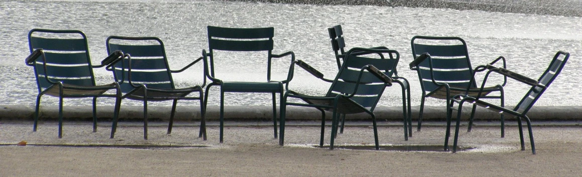 a bunch of chairs that are standing up outside
