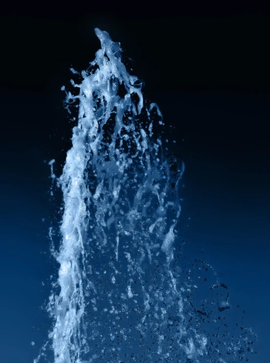 a water fountain is shown with splashes coming out