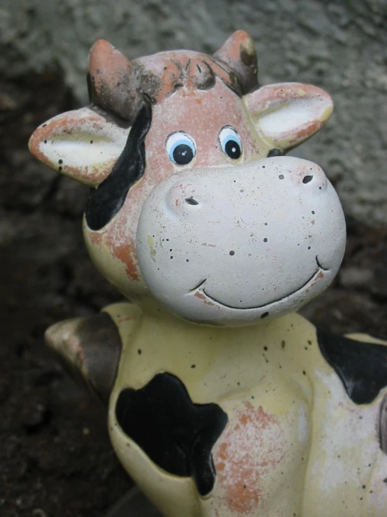 a statue of a cow with the eyes wide open