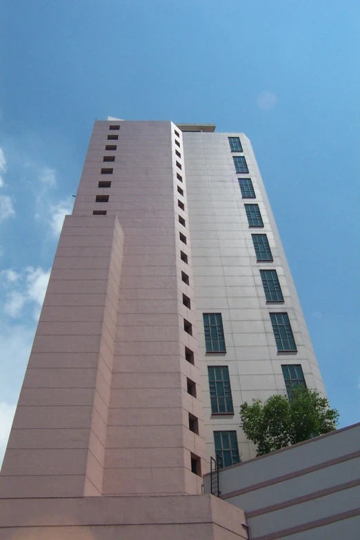 the side of a large building with a sky background