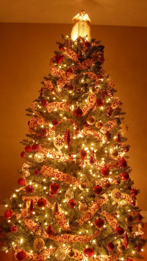 christmas tree decorated with red and gold baubets