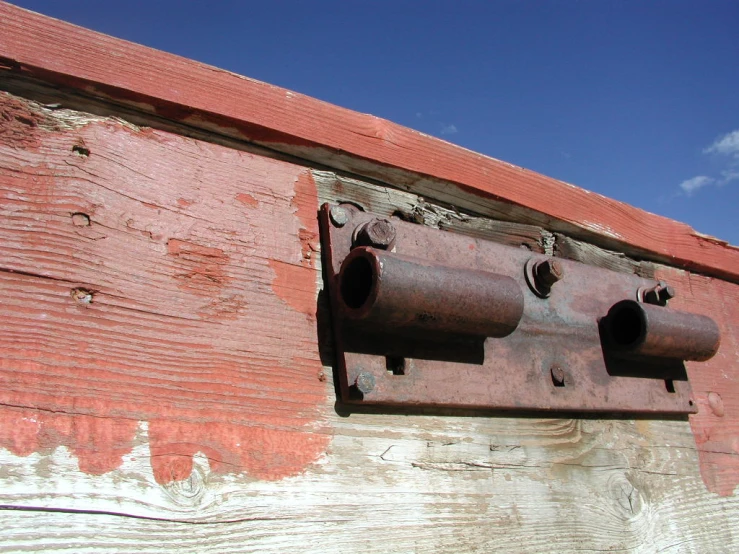 an old rusty rusted double war machine gun rack