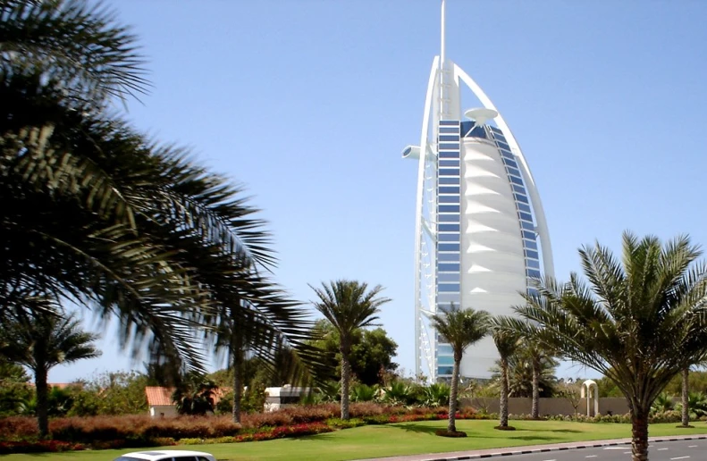 an image of a very tall building behind a parking lot