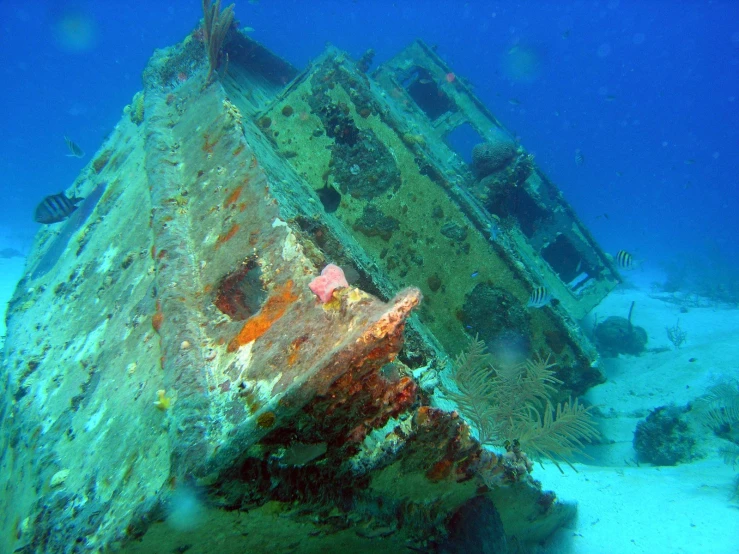 a broken boat on the bottom of a wreck under water