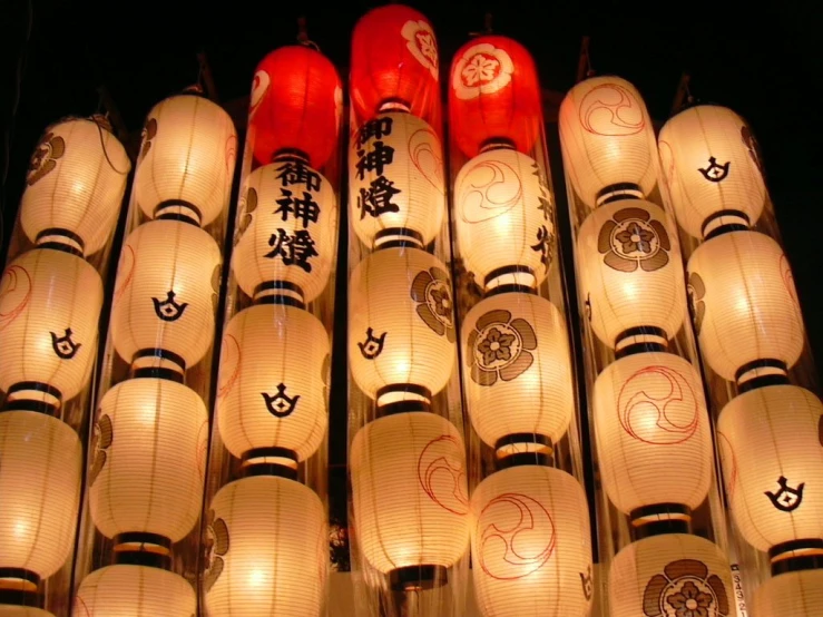 a bunch of large lanterns are lit up in the dark