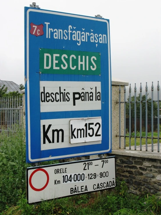 a sign for a parking garage next to a fence