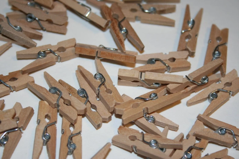 hundreds of clothes pins are being shredded together